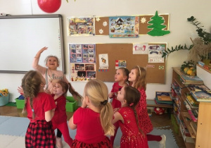 Dziewczynki bawią się czerwonym balonem